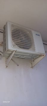 Climatiseur AUX 1,5 CV en bon état, bien entretenu