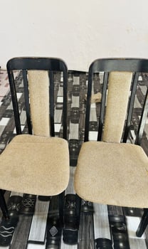 Deux chaises simples et pratiques en bon état