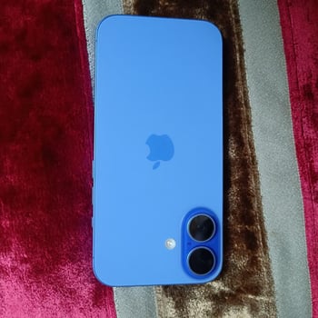 iPhone 16 Bleu 128 Go, excellent état, batterie 93%