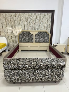 Lit moderne avec banc et tables de chevet
