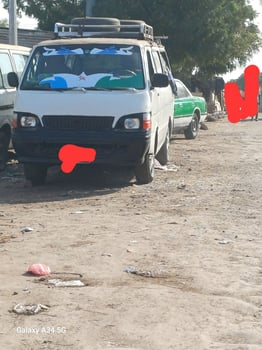 Mini bus Toyota Hiace en bon état, moteur fiable