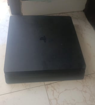 PlayStation 4 avec jailbreak et manette en parfait état