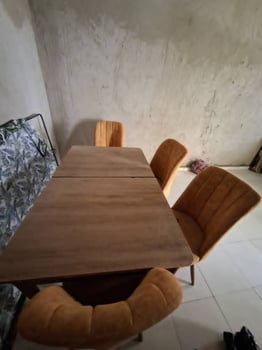 Salle à manger avec 5 chaises en bon état