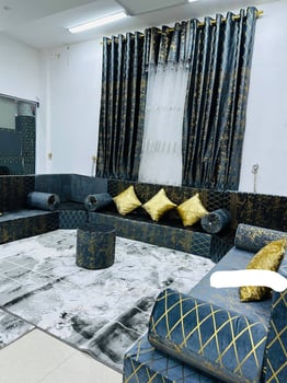 Salon saoudien neuf avec miroir, tapis et rideaux