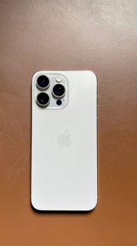 Apple iPhone 15 Pro Max 256 Go blanc en très bon état