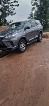 5 Voitures en excellent état à vendre : HYUNDAI SANTA FE 2017 TOYOTA landcruiser PRADO 2021 &. MITSUBISHI L200 automatique 2022 & Hyundai Santa Fe 2016 & TOYOTA FORTUNER 2020