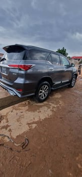 5 Voitures en excellent état à vendre : HYUNDAI SANTA FE 2017 TOYOTA landcruiser PRADO 2021 &. MITSUBISHI L200 automatique 2022 & Hyundai Santa Fe 2016 & TOYOTA FORTUNER 2020