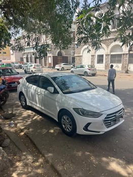 Hyundai Avante 2017 diesel automatique en excellent état