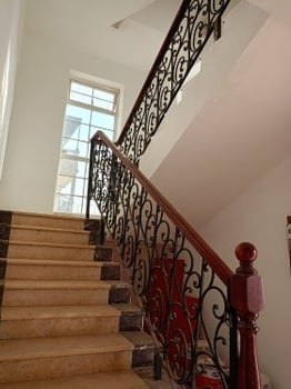Villa duplexe à louer avec parking couvert à Cité Dawalehh
