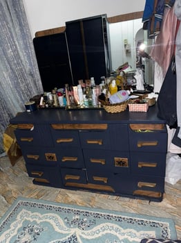 Chambre à coucher complète avec tapis et rideaux