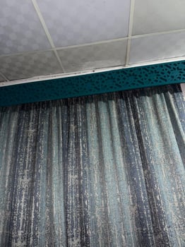 Chambre à coucher complète avec tapis et rideaux
