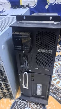 Serveurs informatiques avec onduleurs et accessoires