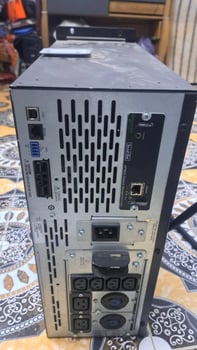 Serveurs informatiques avec onduleurs et accessoires