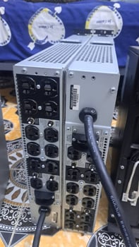Serveurs informatiques avec onduleurs et accessoires