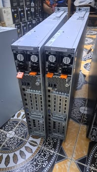 Serveurs informatiques avec onduleurs et accessoires