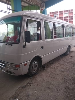 Bus Mitsubishi Rosa 30 places en excellent état avec chauffeur