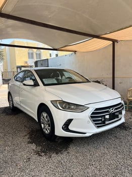 Hyundai Avante 2017 diesel automatique en excellent état
