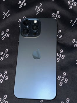 iPhone 15 Pro Max 256 Go, batterie 90%, quasi neuf