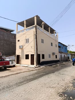 Maison R+2 - F4 - 2 toilettes - 1 cuisine +1 boutique sur route
