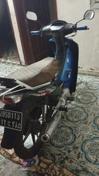Moto Jincheng 110cc bleue en parfait état économique