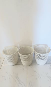 Lot de 3 poubelles bureautiques pratiques et compactes