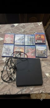 PS4 avec 7 CD en bon état à vendre