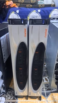Serveurs informatiques avec onduleurs et accessoires