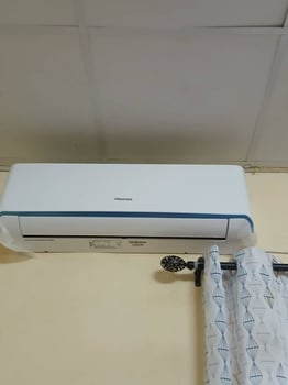 Climatiseur mural Hisense 12 200 BTU, design moderne