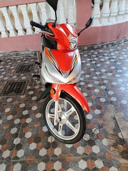 Moto en excellent état avec casque inclus, 4 mois d\'usage