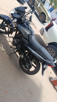 Moto TVS 100cc garantie 4 mois, assurance 11 mois, quasi neuve