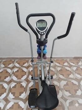 Vélo elliptique combiné avec selle et haltères en bon état