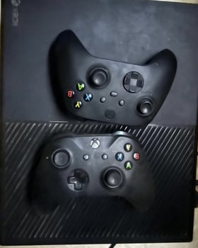 Console Xbox One avec 3 manettes en bon état
