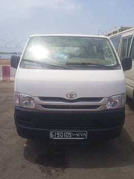 Toyota Hiace minibus climatisé, idéal déplacements groupe