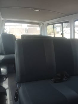 Toyota Hiace minibus climatisé, idéal déplacements groupe