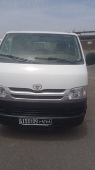 Toyota Hiace minibus climatisé, idéal déplacements groupe