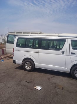 Toyota Hiace minibus climatisé, idéal déplacements groupe
