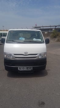 Toyota Hiace minibus climatisé, idéal déplacements groupe