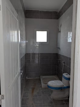 Villa neuve 214 m², 3 chambres, quartier calme à PK18