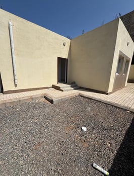Villa neuve 214 m², 3 chambres, quartier calme à PK18