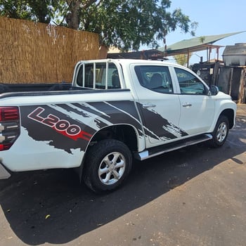 4 Voitures en excellent état à vendre : Mitsubishi L200 2023, AUTOMATIQUE &. Hyundai SANTA FE 2016 & MITSUBISHI L200 2022 manual& TOYOTA LANDCRUISER PRADO 2021