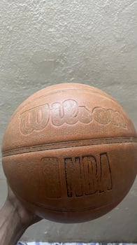 Ballon de basket légèrement utilisé