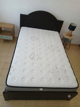 Lit simple 120 cm avec matelas en excellent état