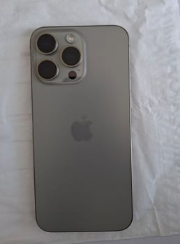 iPhone 15 Pro Max, modèle récent en excellent état