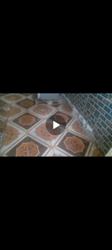 Maison 2 chambres carrelée avec cuisine et WC façade dur