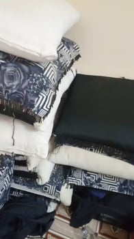 Lot de 3 matelas avec coussins, rideaux et tapis, quasi neuf