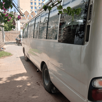 Bus Toyota Coaster 30 places climatisé à louer
