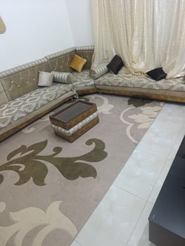 Ensemble salon, canapé marocain, TV et lit