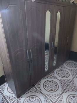 Armoire neuve 6 portes en très bon état