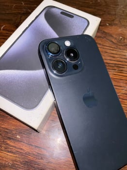 iPhone 15 Pro 128 Go en très bon état