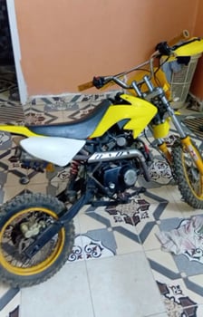 Moto cross jaune en parfait état
